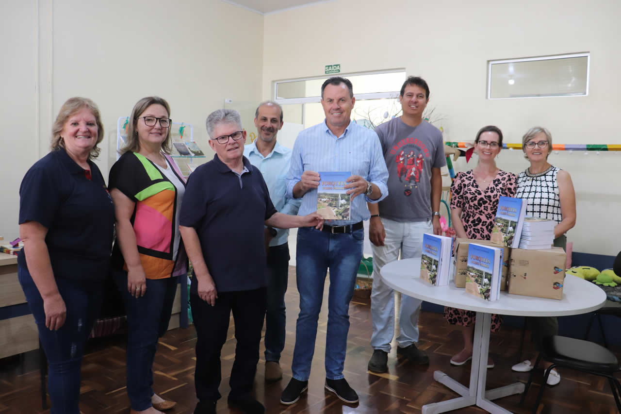 Município adquire livros sobre a história de Forqueta para as bibliotecas