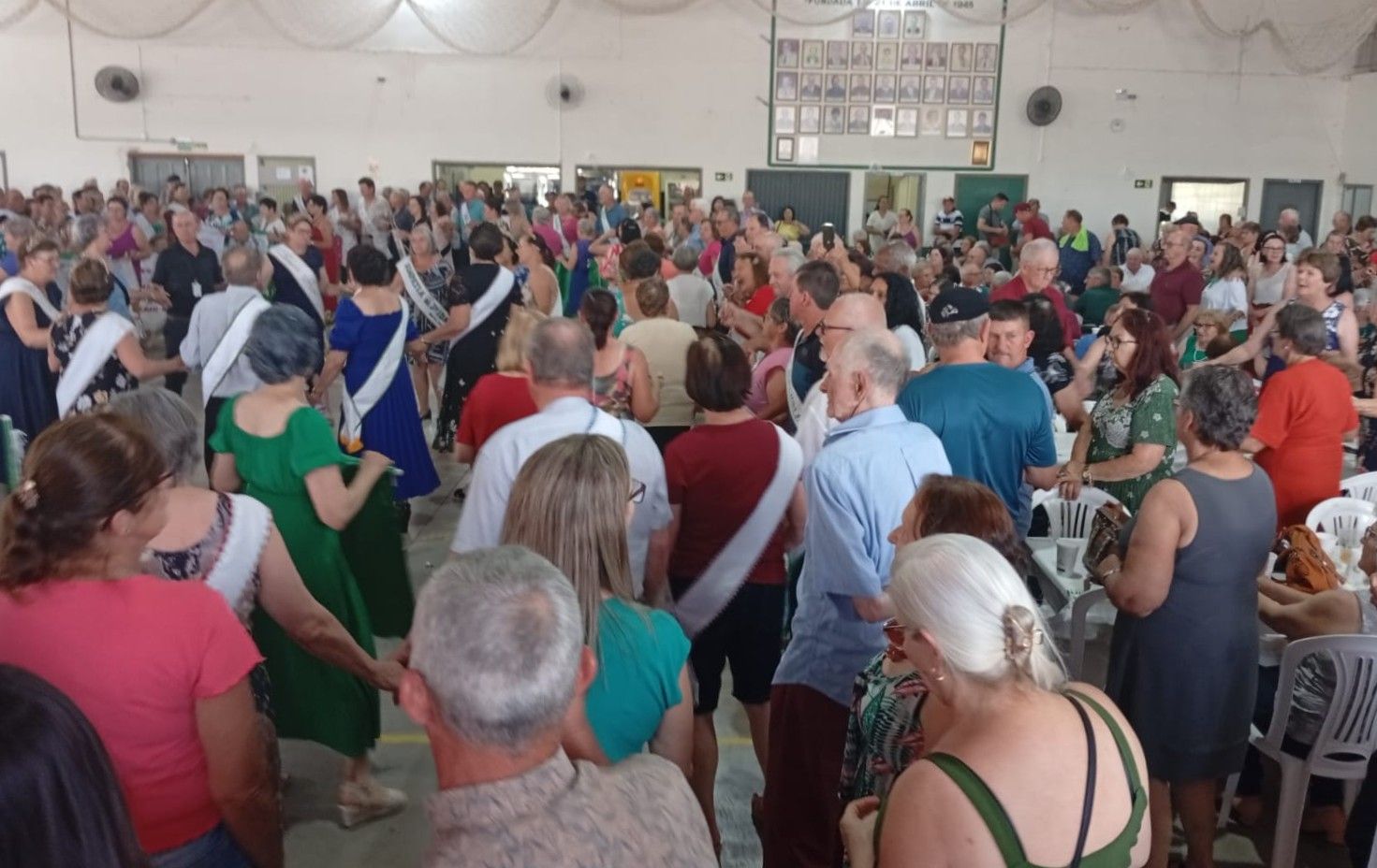 Almoço de integração reúne grupos de idosos no PA Rural