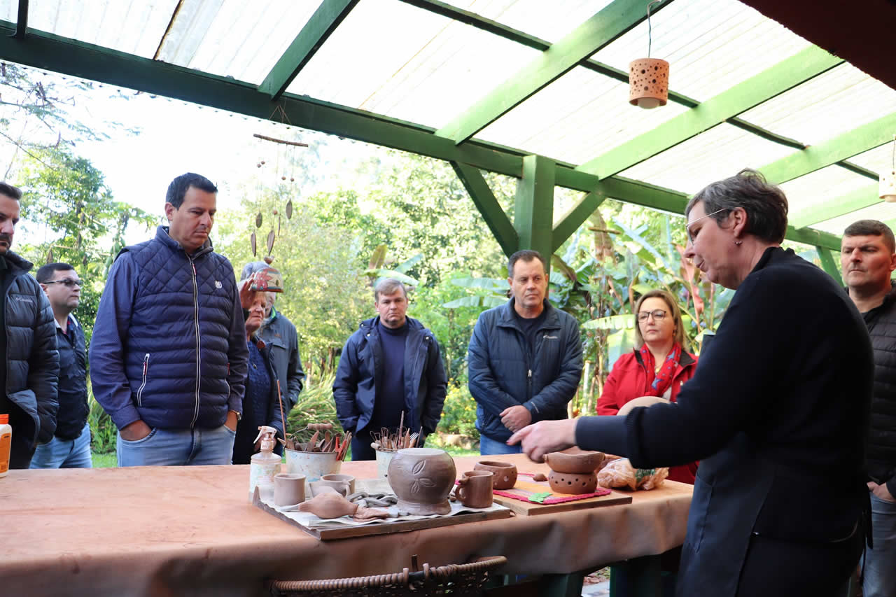 Comitiva visita pontos turísticos do município