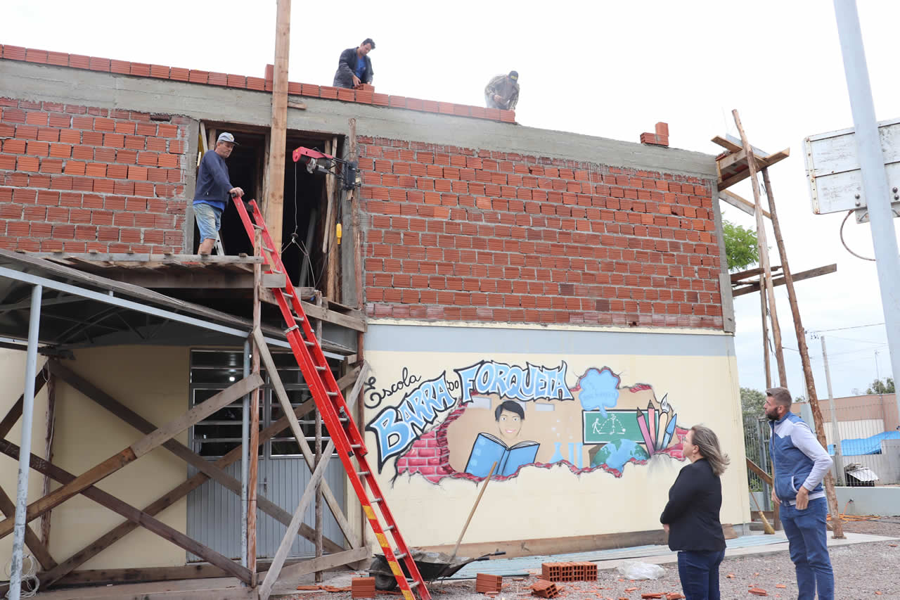 Prefeita em exercício e secretário visitam obras de ampliação da Emef Barra do Forqueta