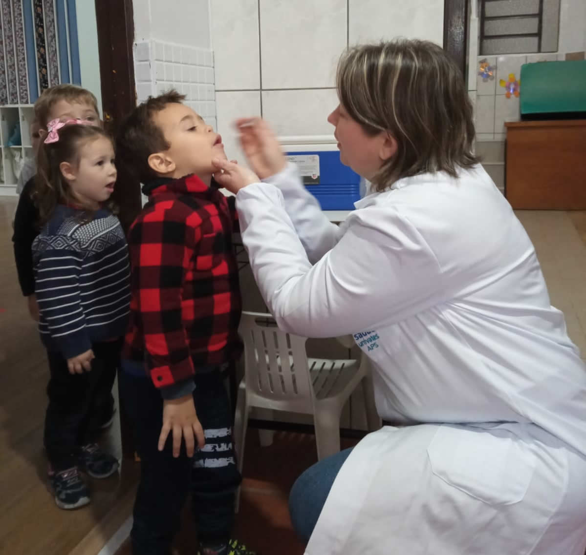 Profissionais da Saúde vão até as escolas aplicar a gotinha da polio