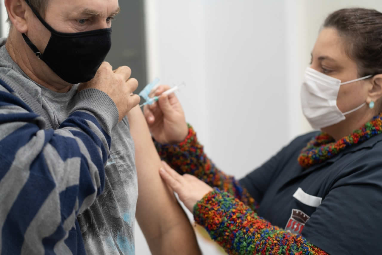 Município pausa aplicação de doses da Pfizer por falta do imunizante