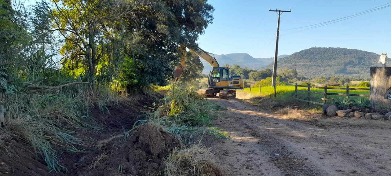 Passo do Corvo recebe melhorias na estrada geral