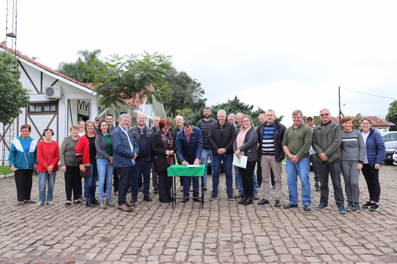 Município assina contrato de início das obras de calçada de passeio