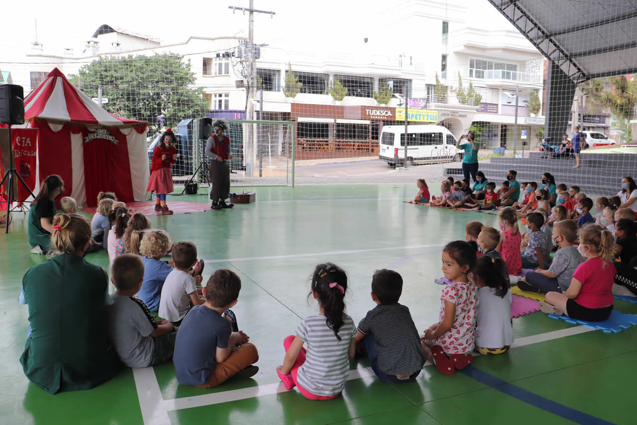 Programa Saúde na Escola comemora primeiro ano com apresentação teatral