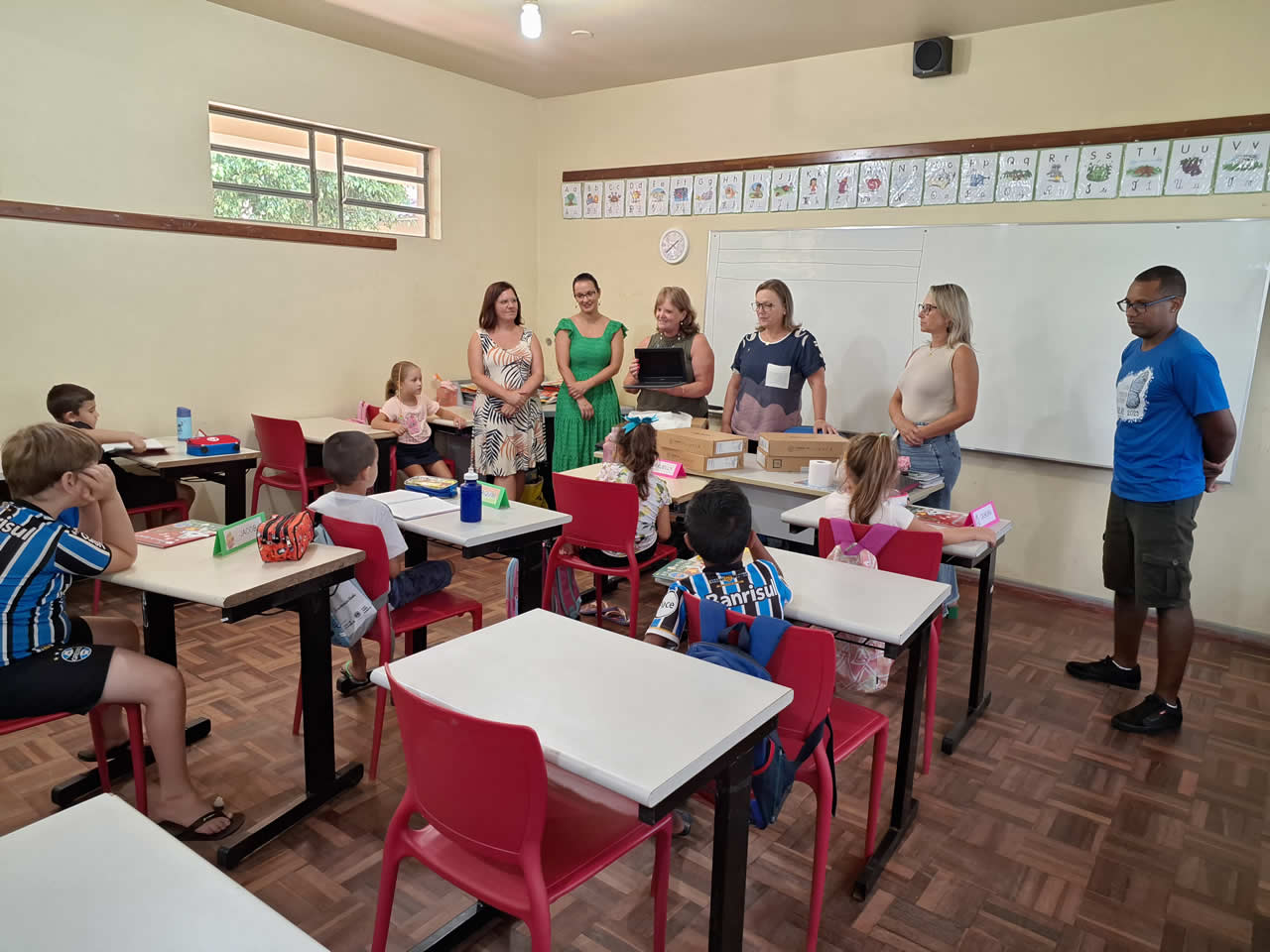 Arroio do Meio entrega chromebooks para a Escola Municipal Construindo o Saber