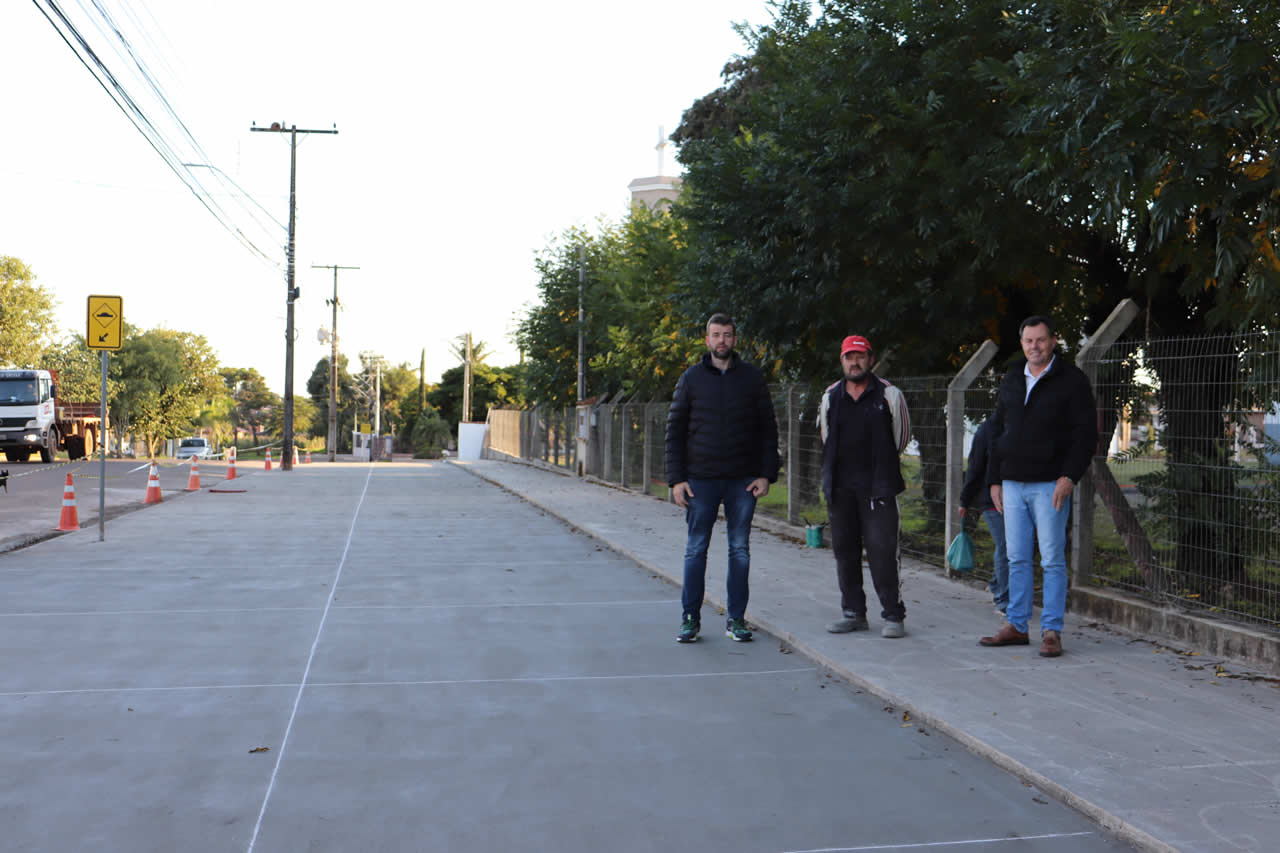 Parceria público privada garante construção de calçada de passeio e estacionamento