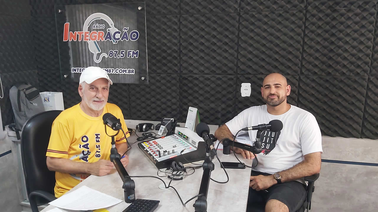 Professor de artes marciais de Arroio do Meio visita Integração FM