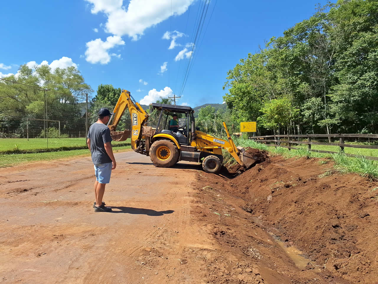 Recuperação de estradas urbanas e rurais segue de forma intensa em Arroio do Meio