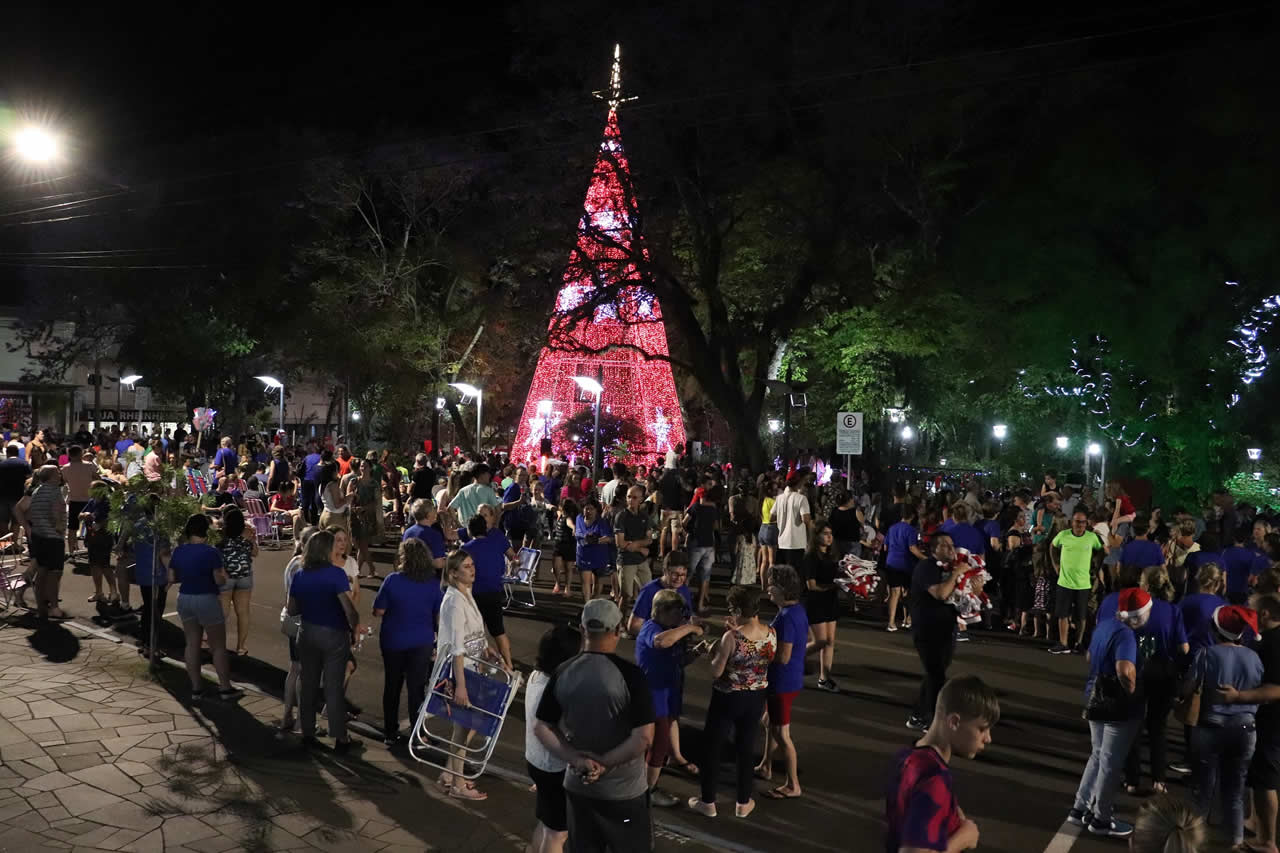 Município acende iluminação da Doce Árvore de Natal e da Área de Lazer Pérola do Vale