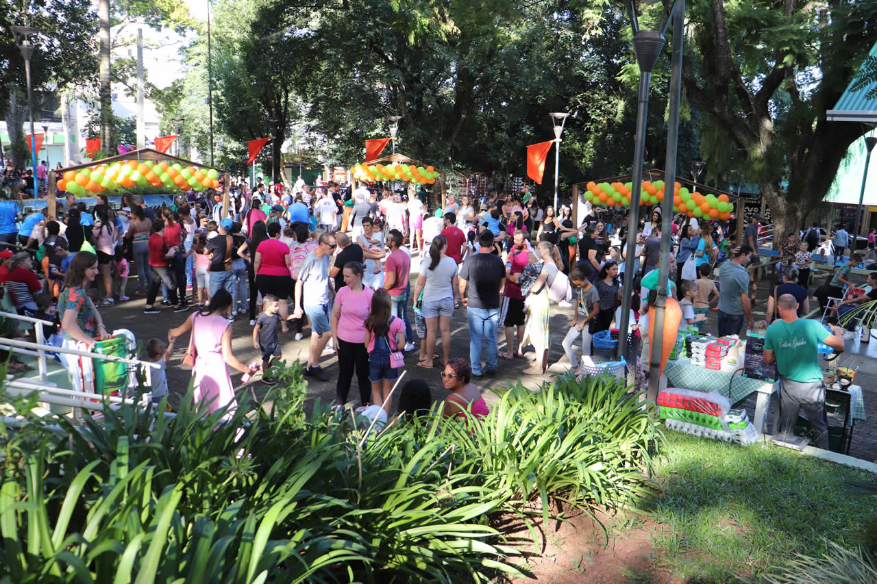 Evento de Páscoa reúne milhares de crianças na Praça Flores da Cunha