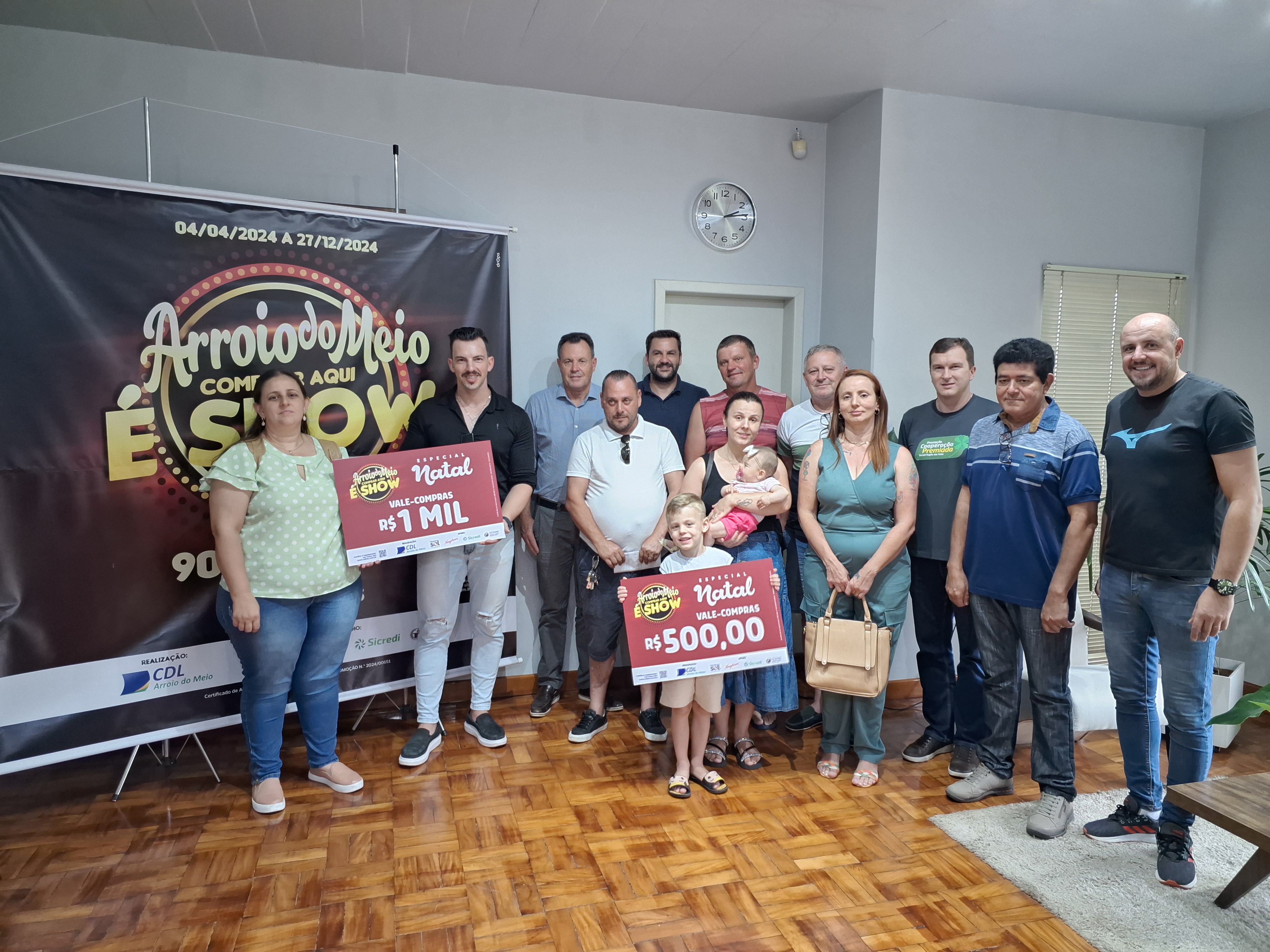 Ganhadores do quarto sorteio da campanha de incentivo ao comércio de Arroio do Meio recebem premiação