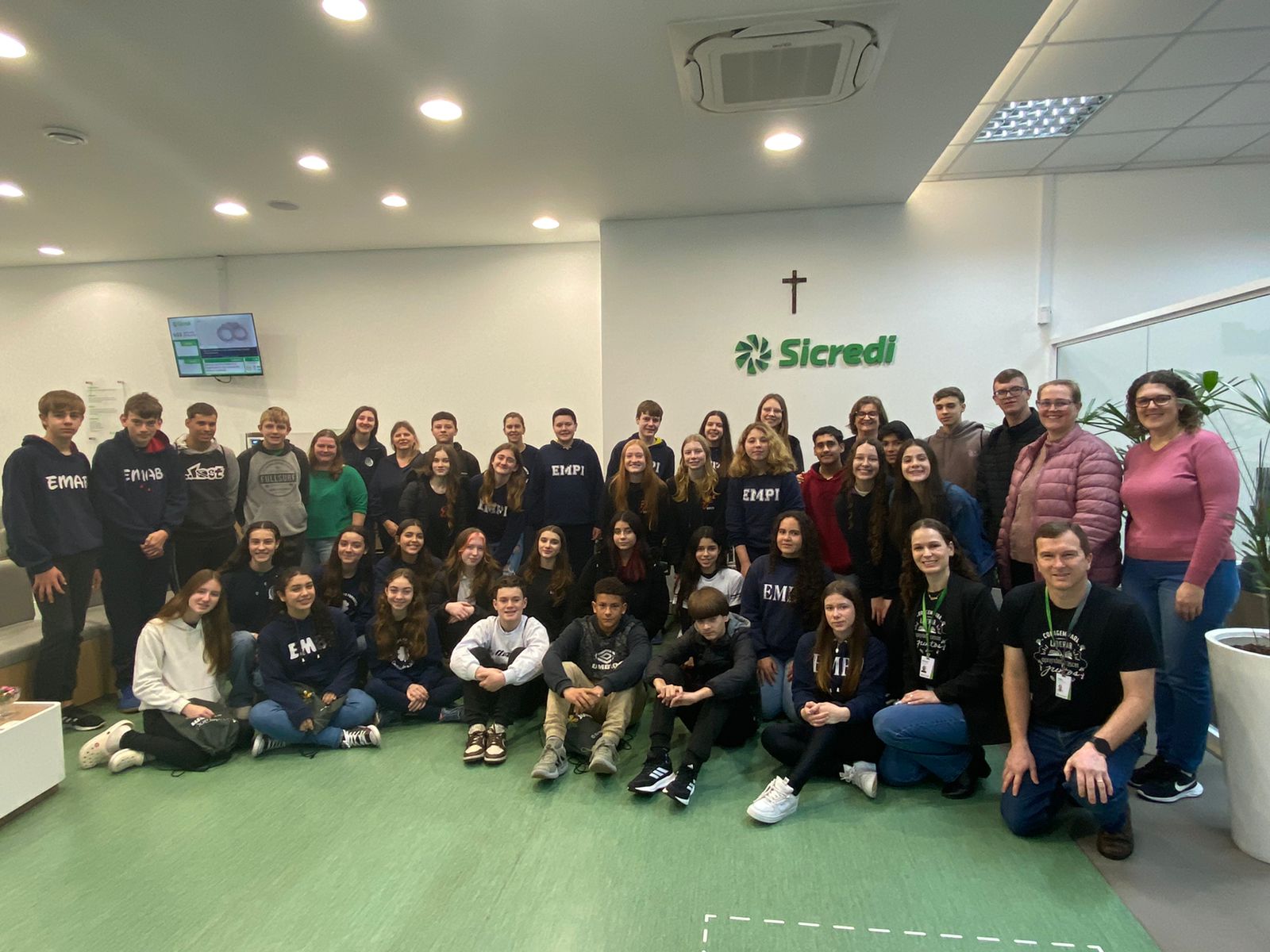 Alunos participantes do Projeto Liderança Jovem realizam visitas às agências do Sicredi Região dos Vales